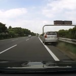 高速道路上で居眠り運転してしまうトヨタ・ウィッシュ　ガードレールに衝突も奇跡的に…!?