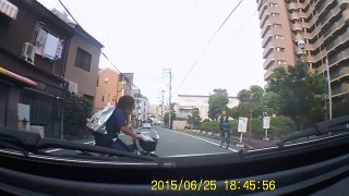 自転車に乗った大阪の小学生の予測不可能な動き　後1m早かったら衝突事故！