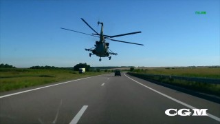 ウクライナで高速道路上を超低空飛行する軍用ヘリ「Mi-8」が撮影される　グラセフかよ！