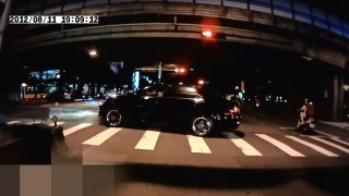 信号無視したトヨタ・カムリが分離帯に乗り上げる恥ずかしい事故　オイル駄々漏れｗｗｗ
