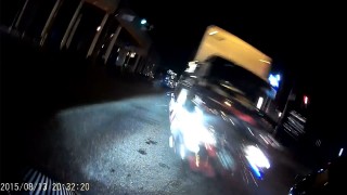 ノーブレーキでバイクに正面衝突しようとする極悪運転トラック　転倒してギリギリ回避！
