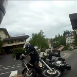 バイクがバイクに追突する瞬間を撮影した珍しい映像　案の定コケてて痛そう・・・