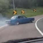 高速道路のジャンクションで旧車のトヨタ・マーク2が白煙を上げてドリフト！！