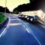 東名高速で発生したタンクローリーの横転事故の瞬間 運転手死亡で20tのガソリンが流出