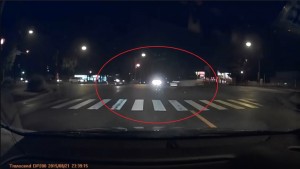猛スピードで赤信号の交差点に侵入した車が右折車両と衝突　かすっただけでもこの衝撃！