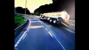 東名高速で発生したタンクローリーの横転事故の瞬間 運転手死亡で20tのガソリンが流出