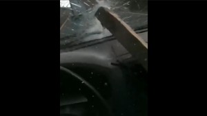 前の車が跳ね上げた木材がフロントガラスを貫通！　右ハンドルだったら即死！？